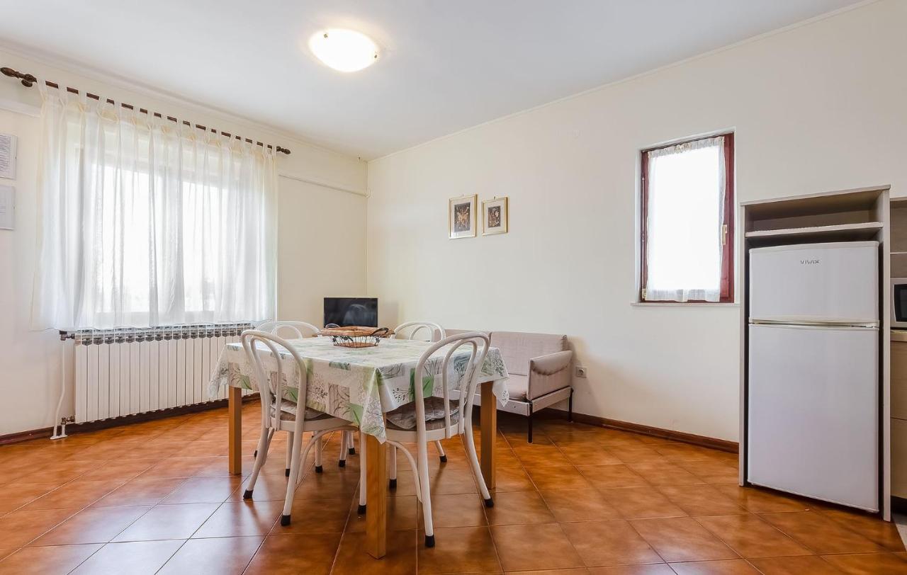 Apartment In Vrvari With Two-Bedrooms 1 Porec Esterno foto